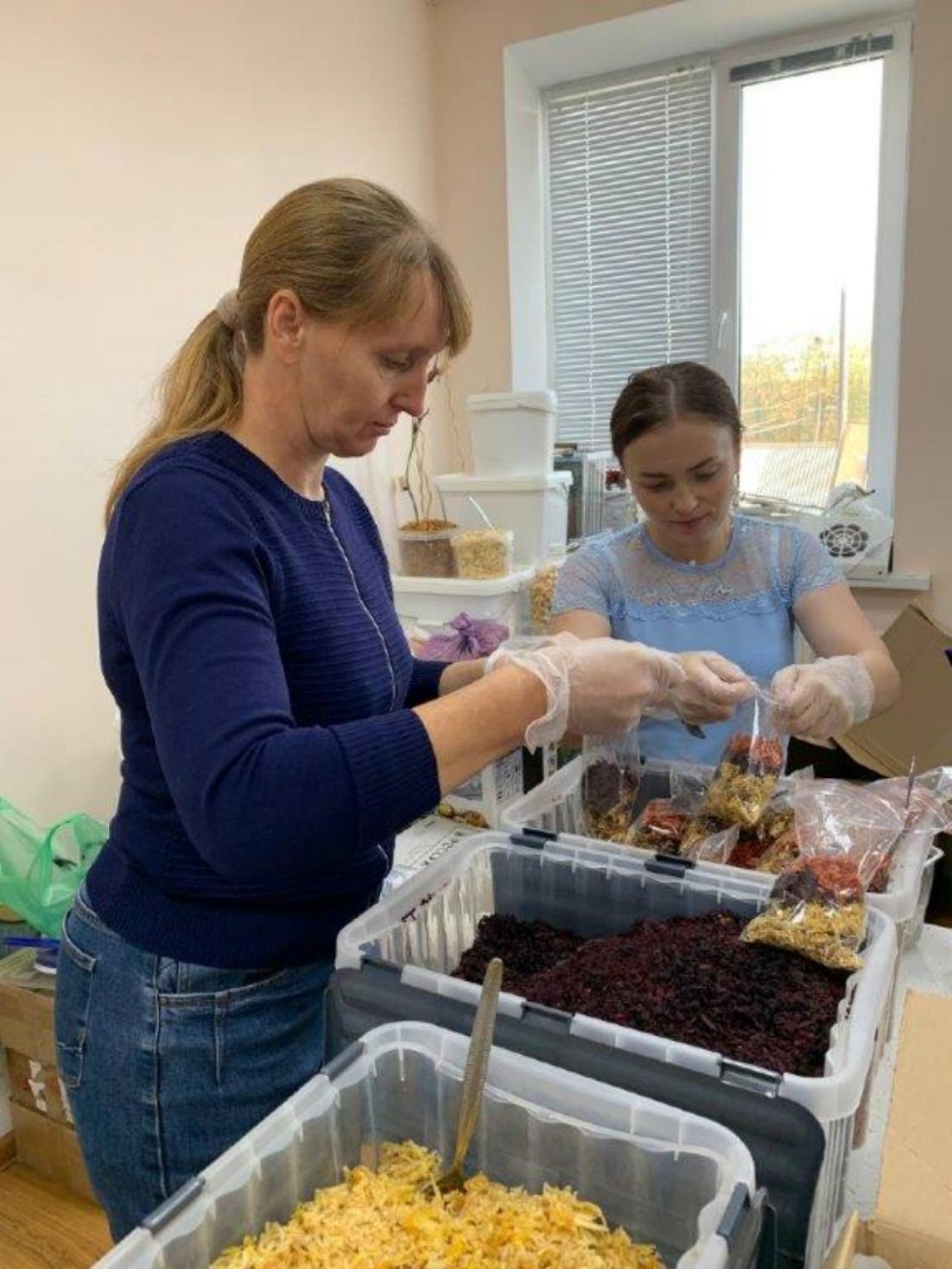 Сотрудники КЦСОН участвуют в акциях «Тепло для героев» и «Витаминчики для героев»