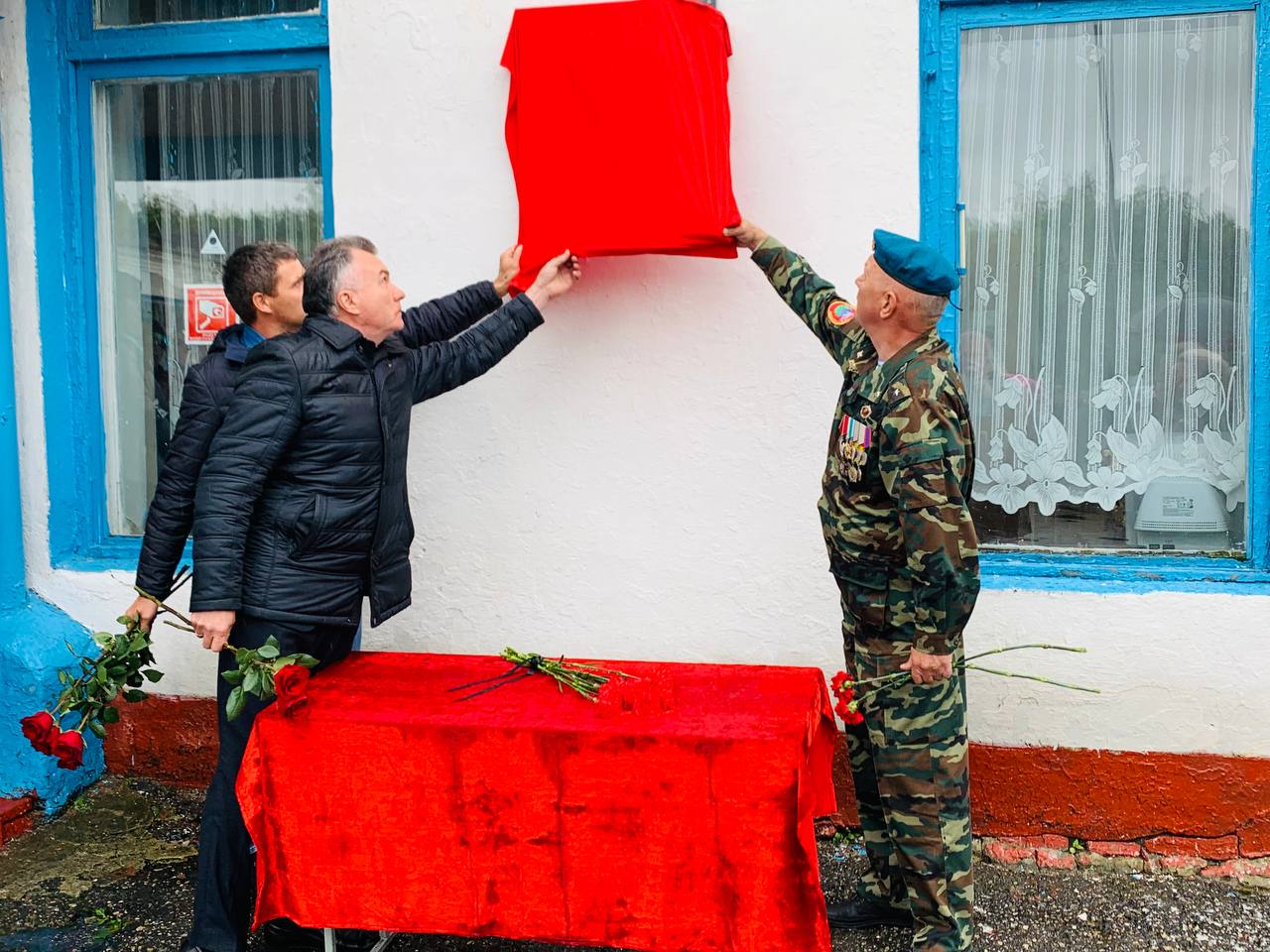 На зданиях школ в селе Красная Горка и селе Крутец были открыты мемориальные доски нашим землякам Елистратову Алексею и Дурцеву Андрею, погибшим при исполнении воинского долга