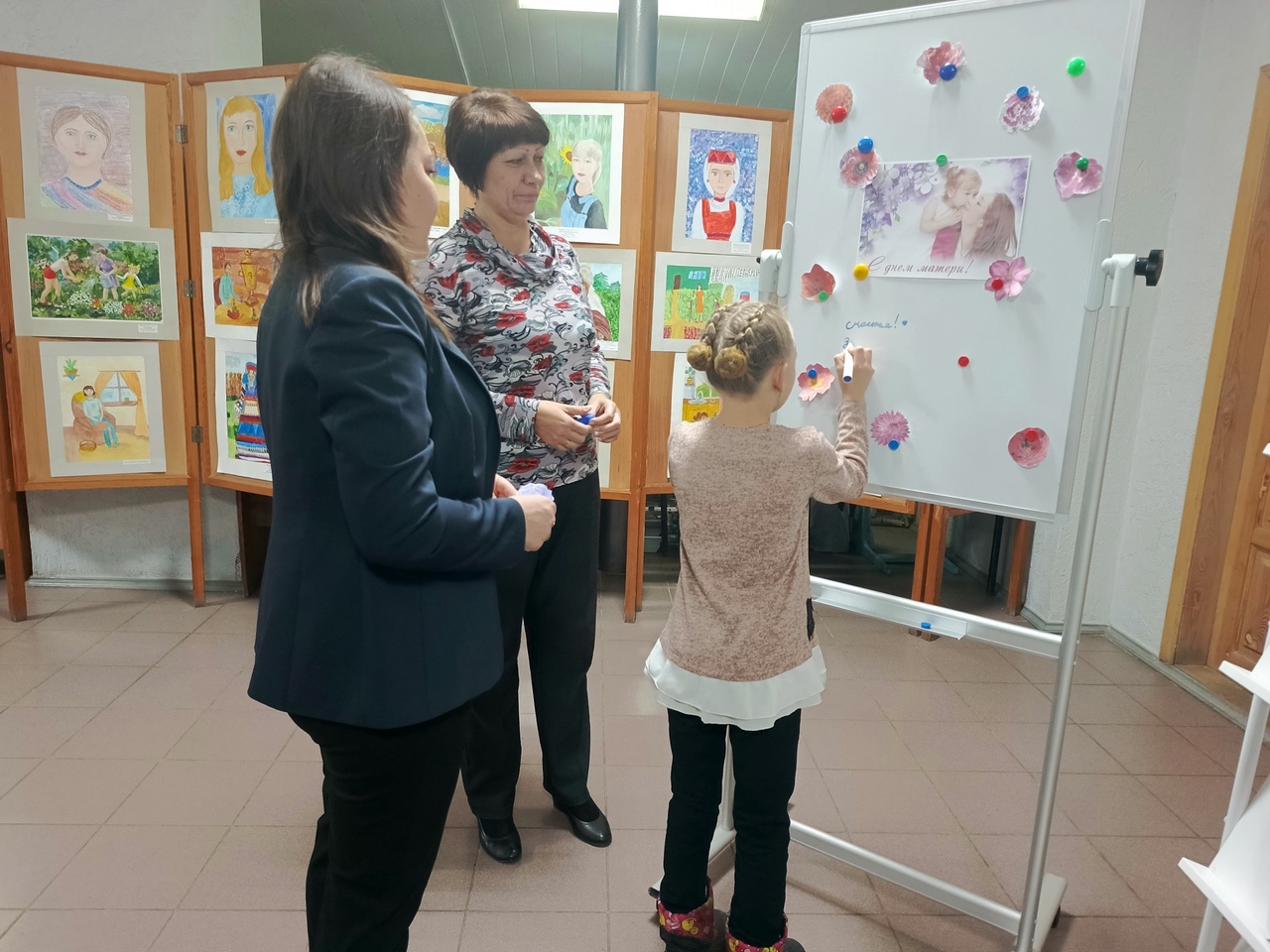 Специалисты модельной библиотеки подготовили интерактивную площадку «Святая к матери любовь»