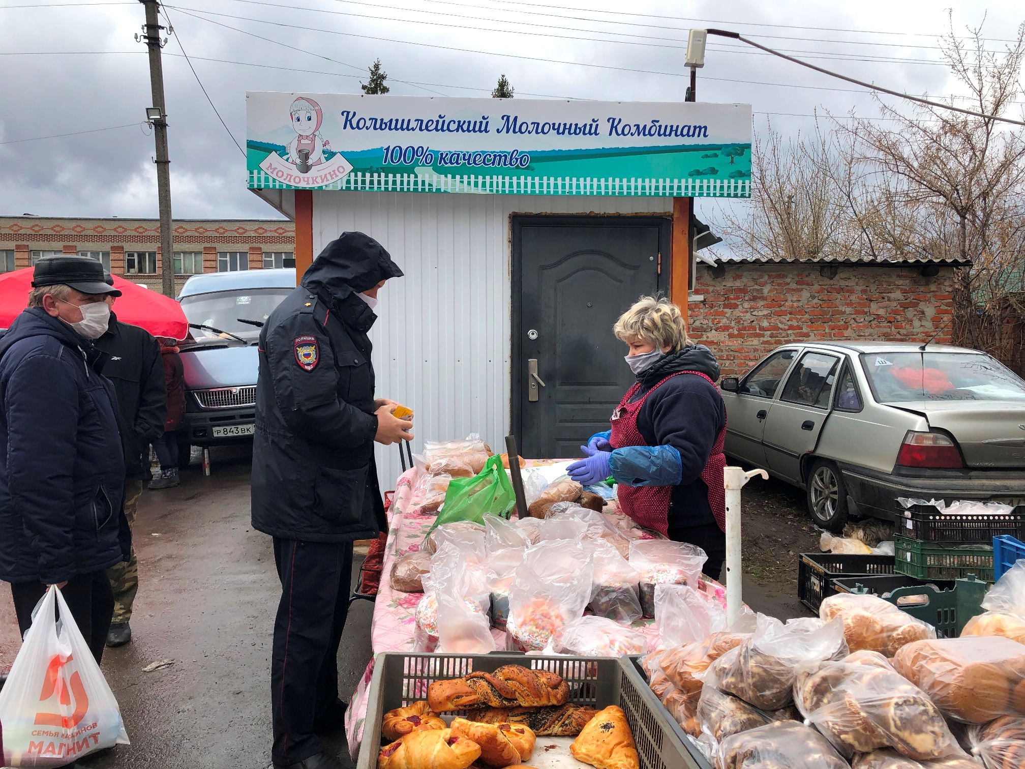 Отделом экономики администрации района 17 апреля проведен рейд на продовольственной ярмарке по соблюдению продавцами, работающих с покупателями, требований безопасности и профилактики коронавирусной инфекции
