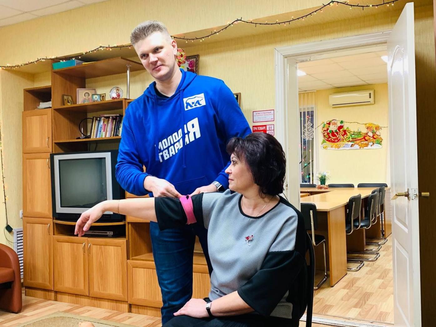 Молодогвардейцы провели обучение навыкам оказания первой помощи для работников КЦСОН