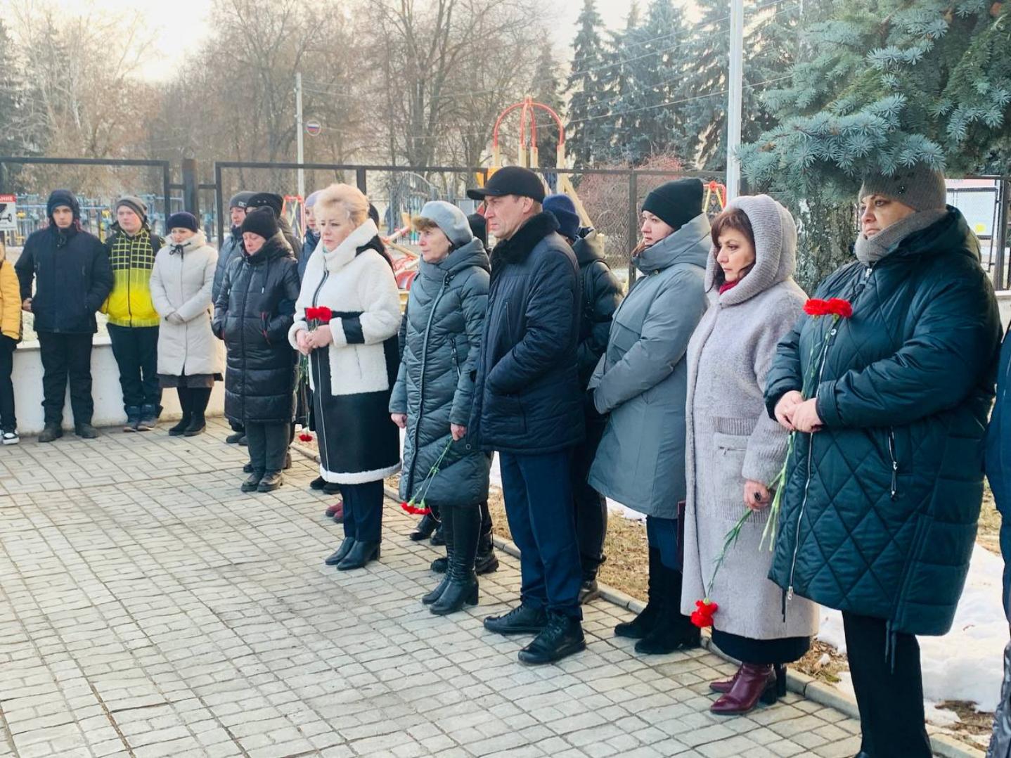В поселке Колышлей 2 декабря 2022 года  состоялось торжественное возложение цветов к мемориалу погибшим колышлейцам, посвященное памятной дате России – Дню Неизвестного Солдата
