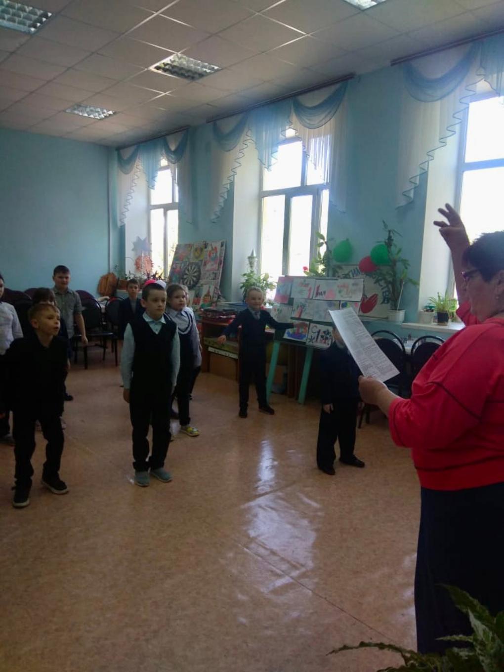 В детском секторе РДК 28 апреля прошла игровая познавательная программа, посвящённая празднику весны и труда - « Мир, труд, май » В детском секторе РДК 28 апреля прошла игровая познавательная программа, посвящённая празднику весны и труда - « Мир, труд, май »
