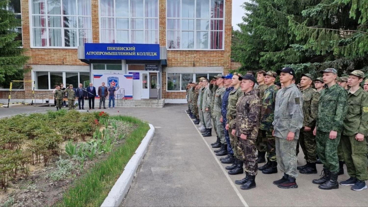 С 22-26 мая  2023 года юноши 10 класса приняли активное участие в военно-спортивных сборах для старшеклассников «Пять дней в армии»