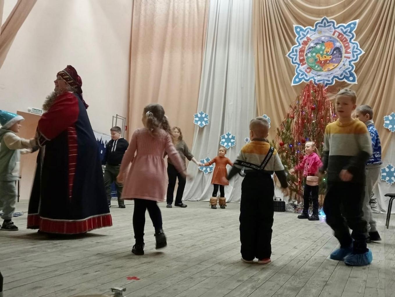 3 января в районном Доме культуры прошла игровая программа "Зимние забавы", участниками которой стали воспитанники Воскресной школы. 3 января в районном Доме культуры прошла игровая программа "Зимние забавы", участниками которой стали воспитанники Воскресной школы.