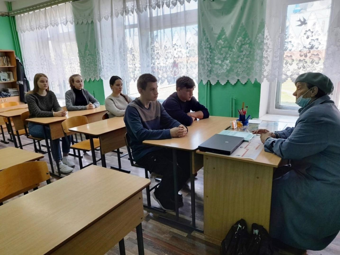 В преддверии празднования Дня Победы в МОУ СОШ с. Трескино прошла встеча с бывшим преподавателем математики Черновой Зинаидой Федоровной
