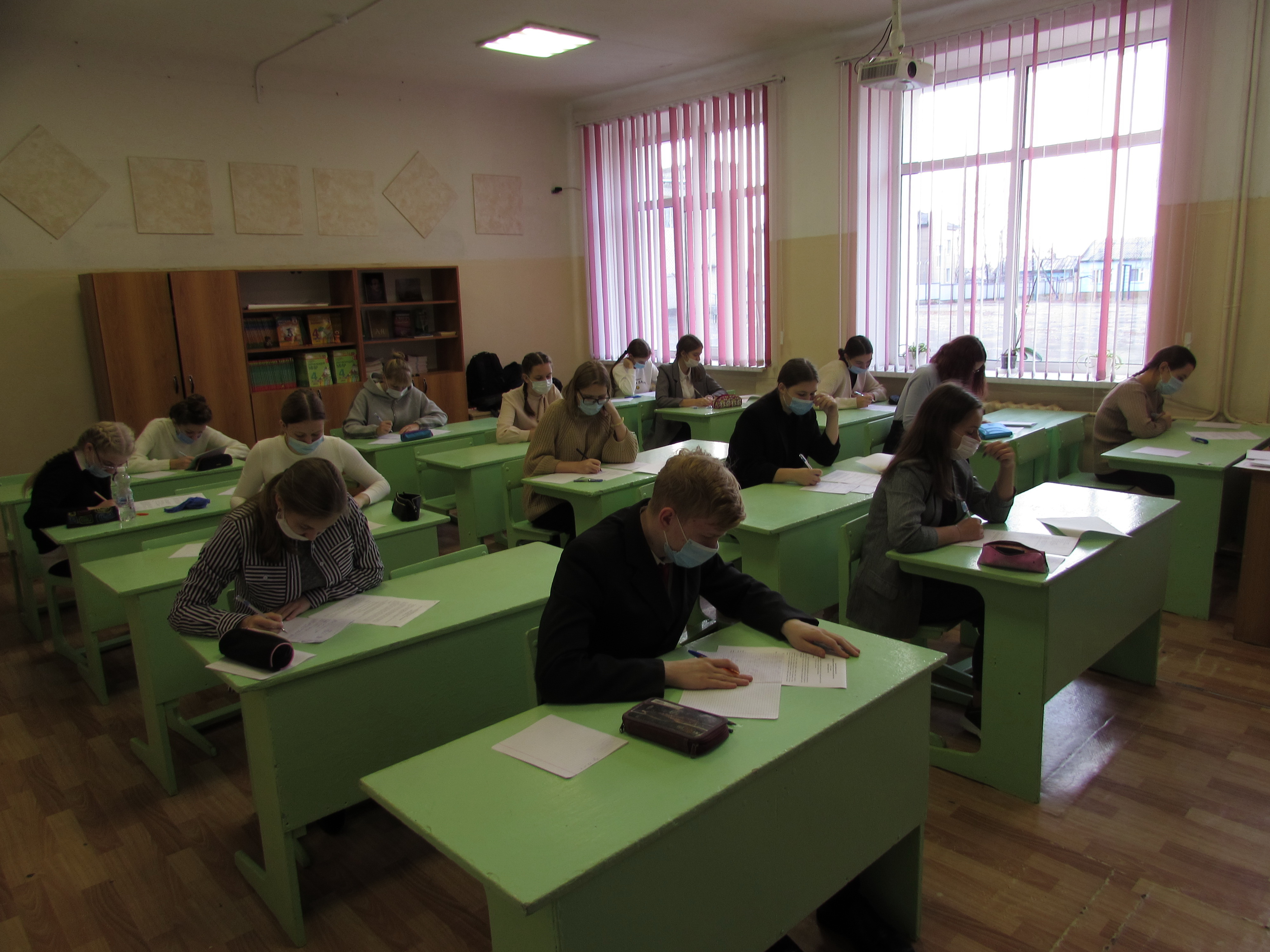 Учащиеся 10 класса приступили к выполнению региональных контрольных работ