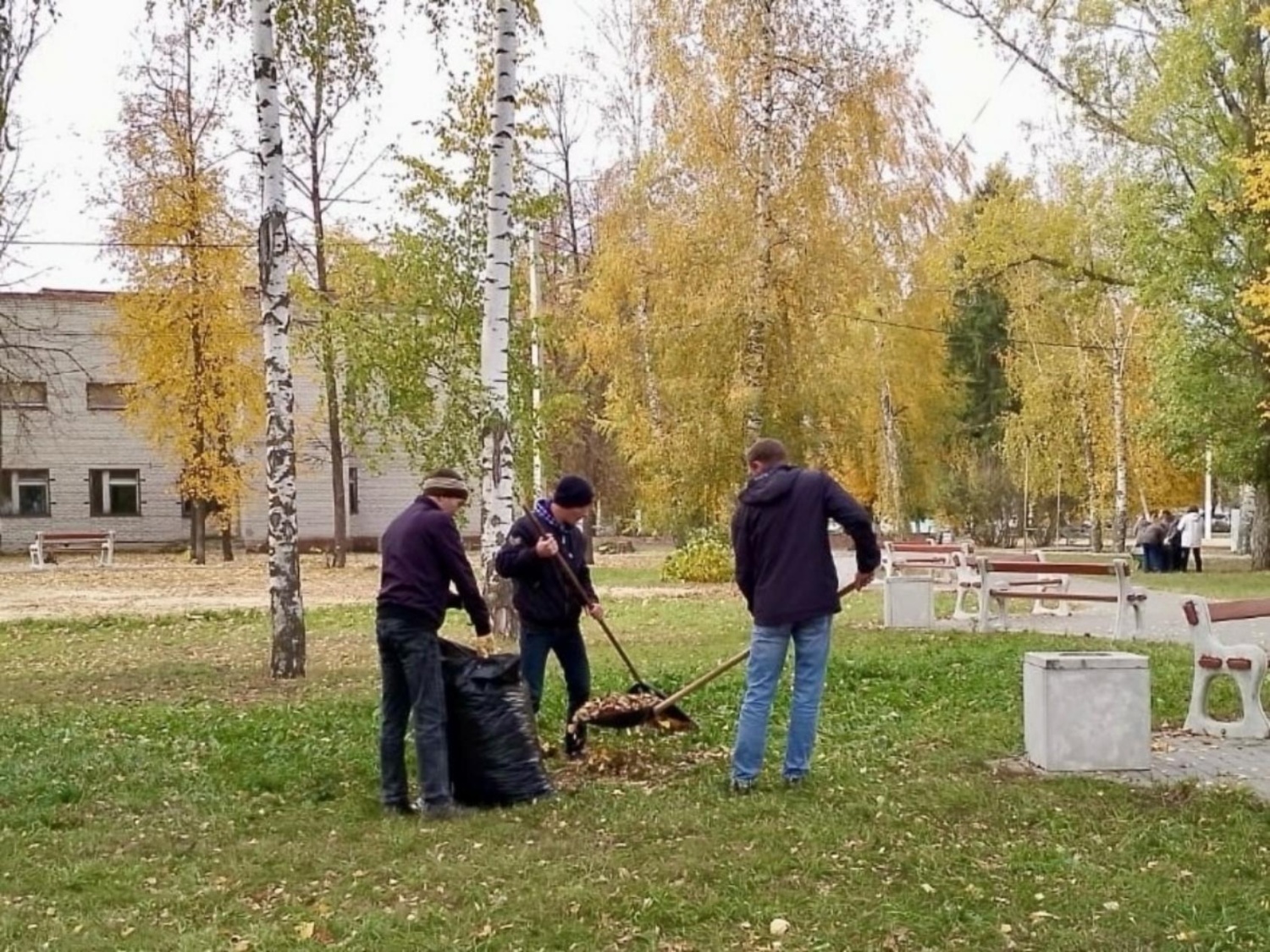 В минувшую субботу, 11 октября, сотрудники районного Дома культуры присоединились к общему делу по наведению порядка и чистоты в нашем населенном пункте В минувшую субботу, 11 октября, сотрудники районного Дома культуры присоединились к общему делу по наведению порядка и чистоты в нашем населенном пункте