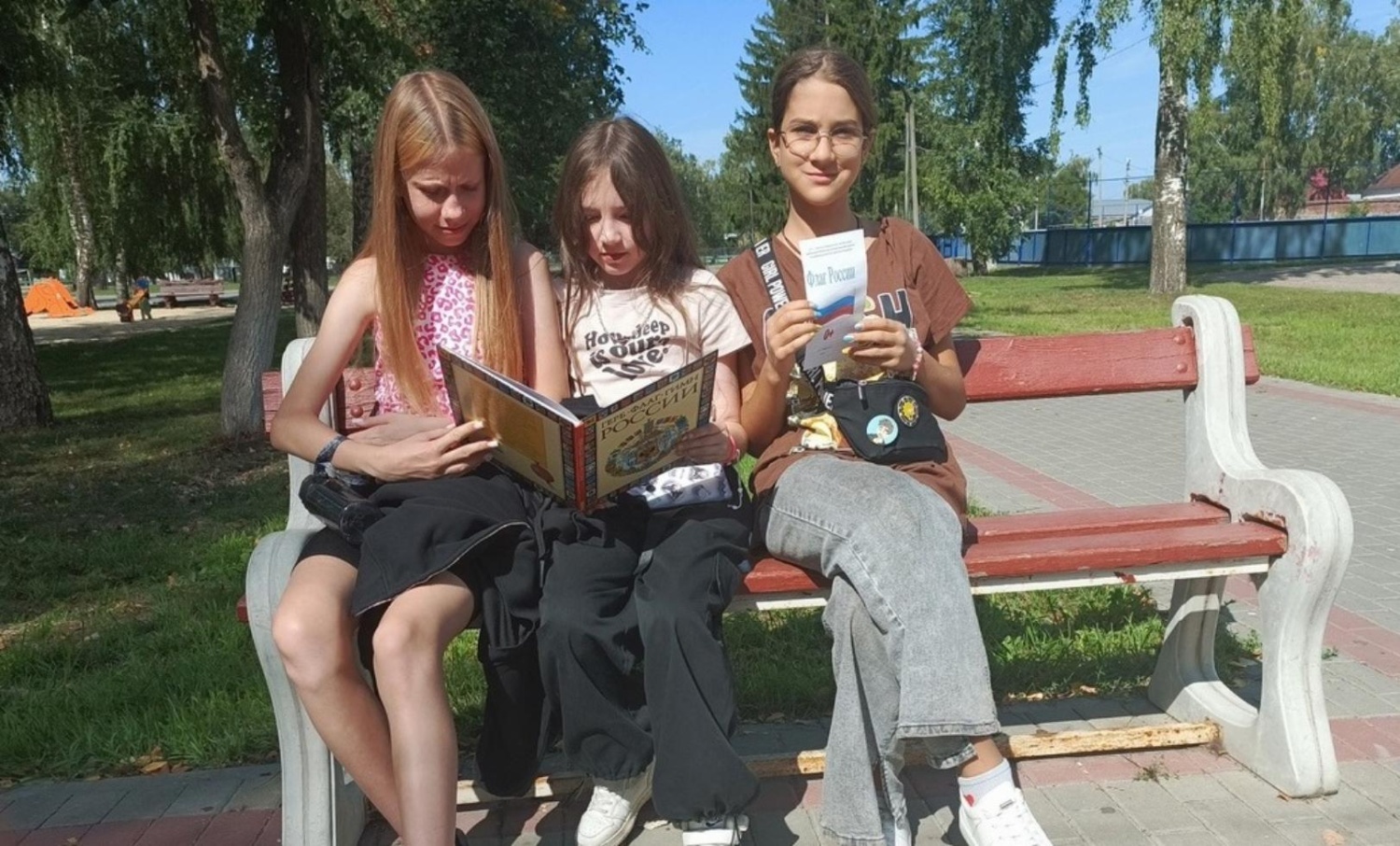 Специалистами районной библиотеки 22 августа проведена флаер - акция «Флаг державы — символ славы»