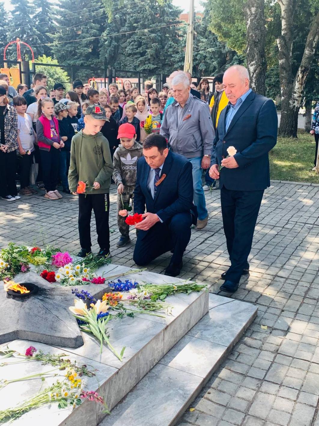 В поселке Колышлей 22 июня у мемориала состоялось тематическое мероприятие возложение цветов, посвященное Дню памяти и скорби В поселке Колышлей 22 июня у мемориала состоялось тематическое мероприятие возложение цветов, посвященное Дню памяти и скорби