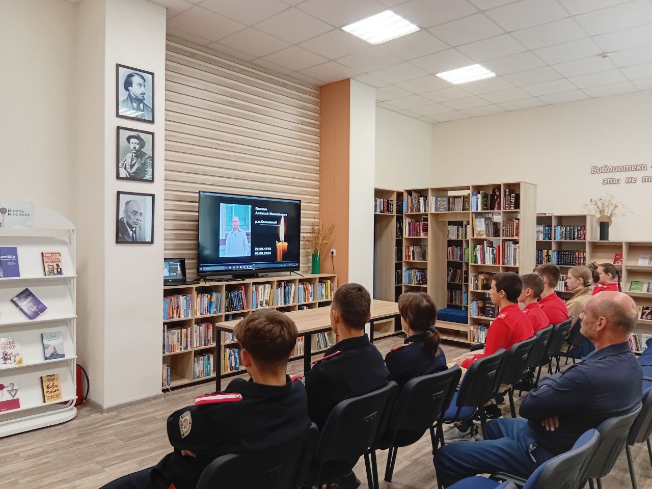8 сентября в районной библиотеке проведен патриотический час «Их подвиг будет обжигать сердца»