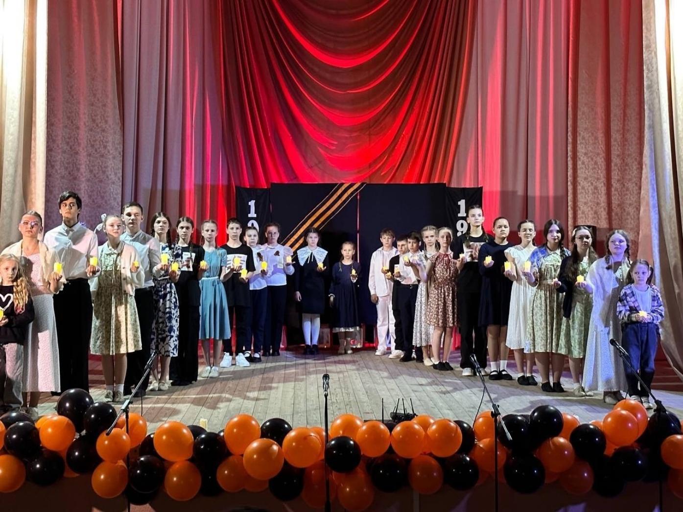 Вечернюю программу юбилейных мероприятий 9 мая 2025 года продолжила Всероссийская акция «Минута молчания»