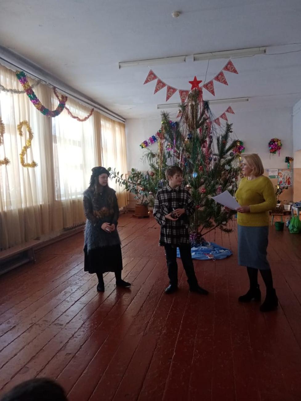 28 декабря .2021 года с самого утра в МОУ СОШ с. Красная Горка суета. Школа радушно открыла свои «новогодние врата» и приняла учащихся 5,6 и 7 классов для проведения новогодних мероприятий 28 декабря .2021 года с самого утра в МОУ СОШ с. Красная Горка суета. Школа радушно открыла свои «новогодние врата» и приняла учащихся 5,6 и 7 классов для проведения новогодних мероприятий