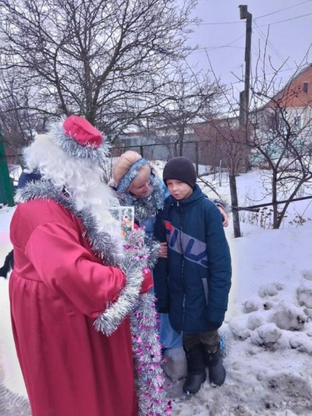 Вот уже на протяжении нескольких лет, детям из семей, находящихся в трудной жизненной ситуации, в преддверии нового года вручаются новогодние подарки Вот уже на протяжении нескольких лет, детям из семей, находящихся в трудной жизненной ситуации, в преддверии нового года вручаются новогодние подарки