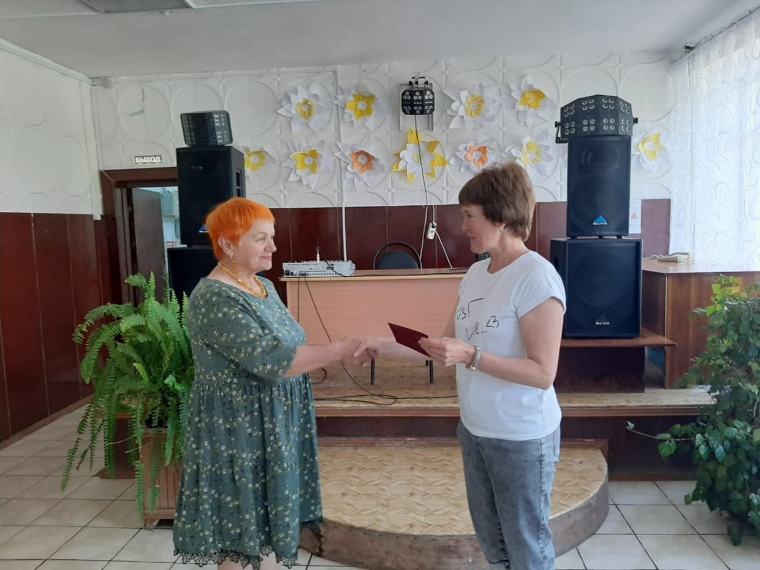 В МОУ СОШ с.Красная Горка участницам районных Фестивалей ВФСК ГТО среди взрослого населения вручены золотые знаки комплекса
