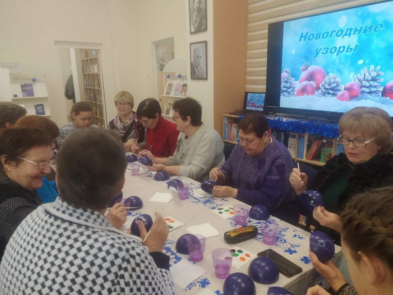 В районной библиотеке 4 января прошел мастер-классе «Новогодние узоры». В районной библиотеке 4 января прошел мастер-классе «Новогодние узоры».