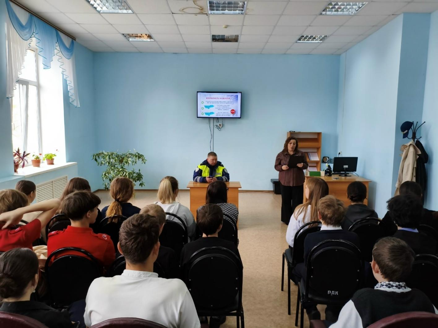 В малом зале районного дома культуры 24 апреля 2026 года состоялась познавательная встреча, посвященная правилам дорожного движения