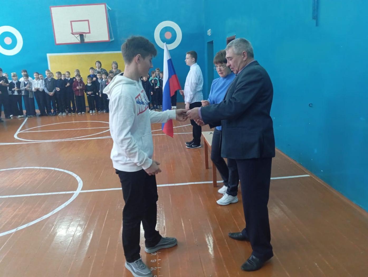 На торжественной линейке в МОУ СОШ с.Красная Горка 11 ноября 2024 года учащимся вручены знаки ВФСК ГТО разного достоинства с 1 по 6 ступени