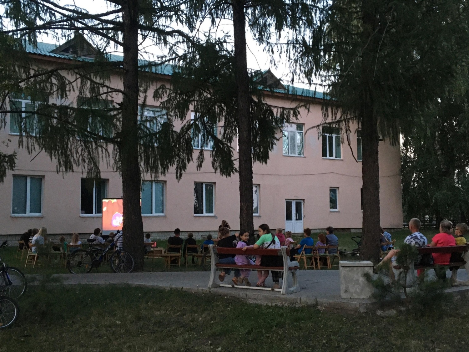 Жители поселка 11 июля посетили библиотечный кинозал под открытым небом "Смотрим кино-читаем книгу!"