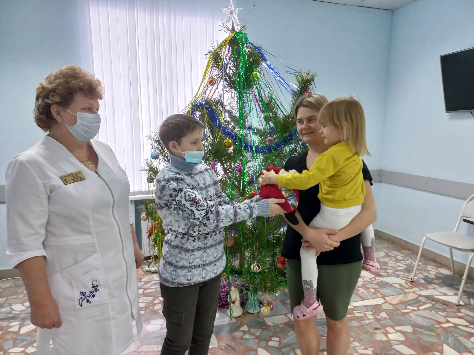 28 декабря 2021 года учащийся 5 «а» класса Белоусов Максим от имени всех одноклассников передал новогодний подарок в больницу. 28 декабря 2021 года учащийся 5 «а» класса Белоусов Максим от имени всех одноклассников передал новогодний подарок в больницу.