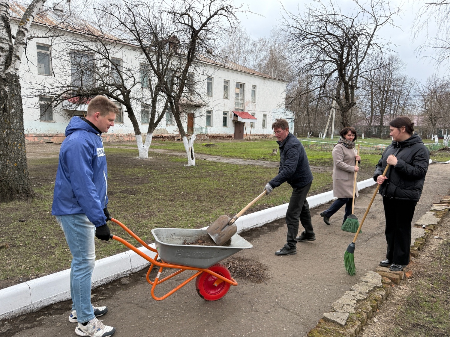 Молодогвардейцы приняли участие в благоустройстве поселка