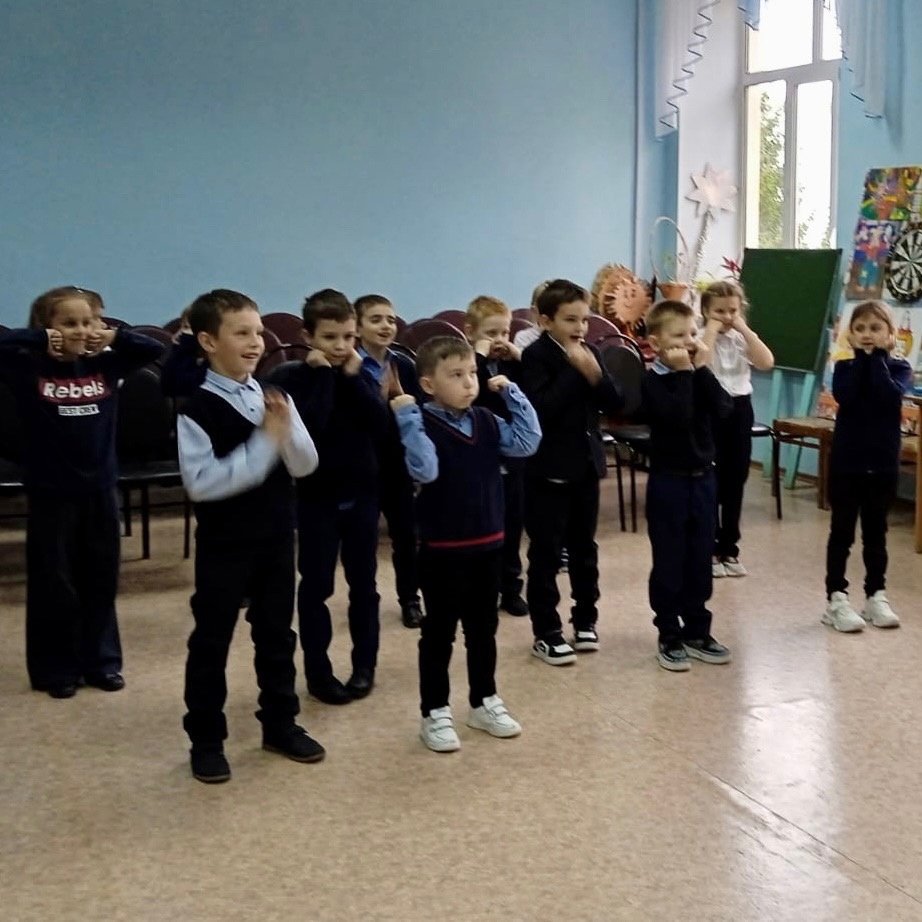 В детском секторе районного Дома культуры 10 октября прошла игровая программа «Игры нашего двора» В детском секторе районного Дома культуры 10 октября прошла игровая программа «Игры нашего двора»