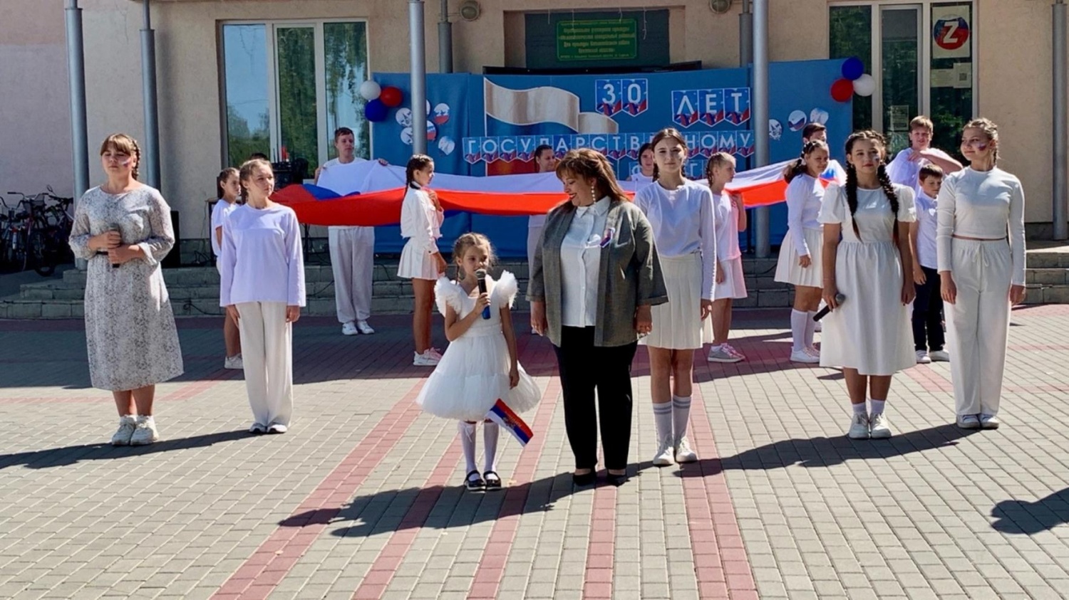 22 августа на площадке районного Дома культуры состоялось торжественное мероприятие «Под флагом России», посвященное 30-летию Государственного флага РФ