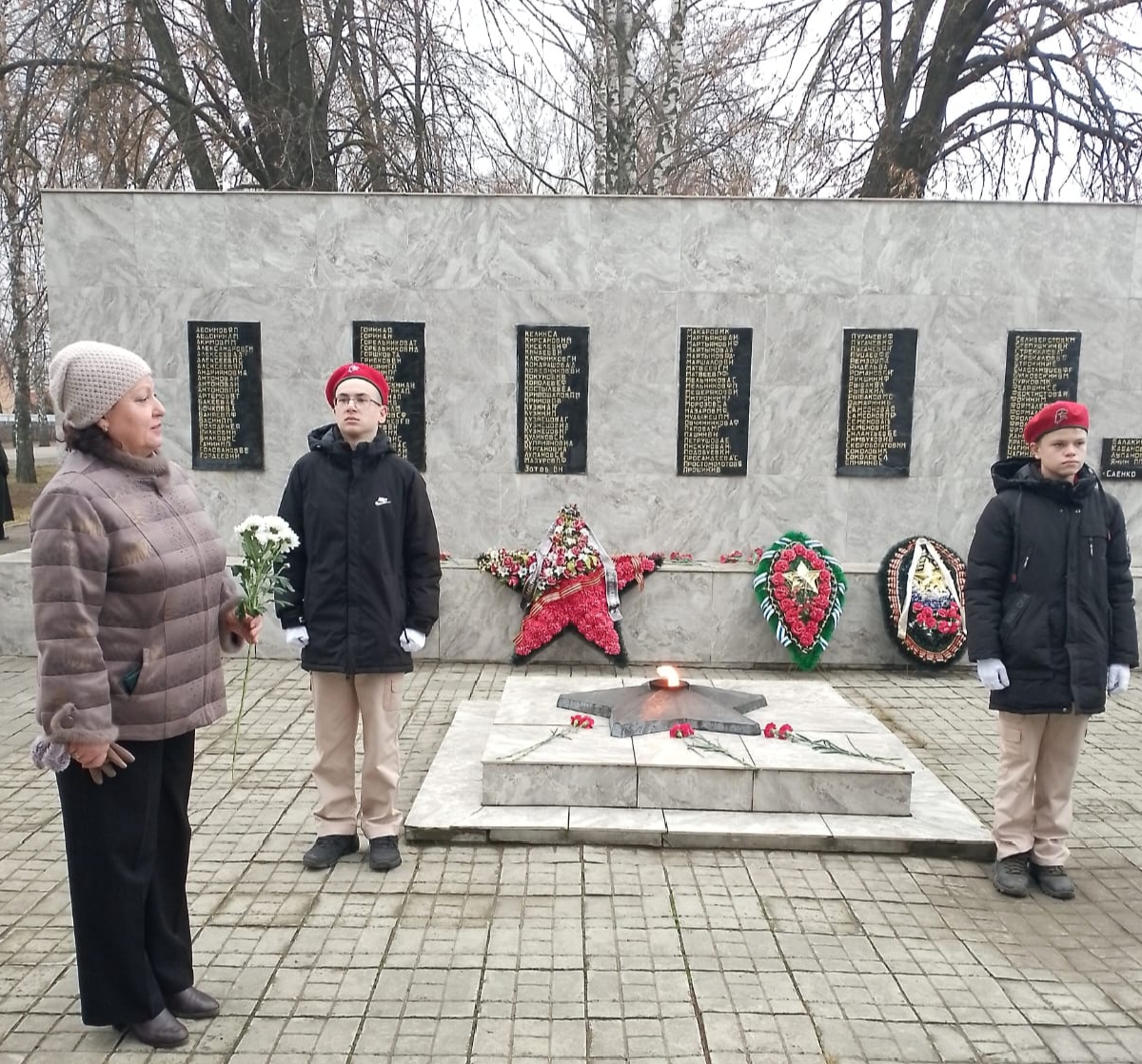 В поселке Колышлей 9 декабря в Аллее Героев состоялось возложение цветов к мемориалу погибшим колышлейцам В поселке Колышлей 9 декабря в Аллее Героев состоялось возложение цветов к мемориалу погибшим колышлейцам