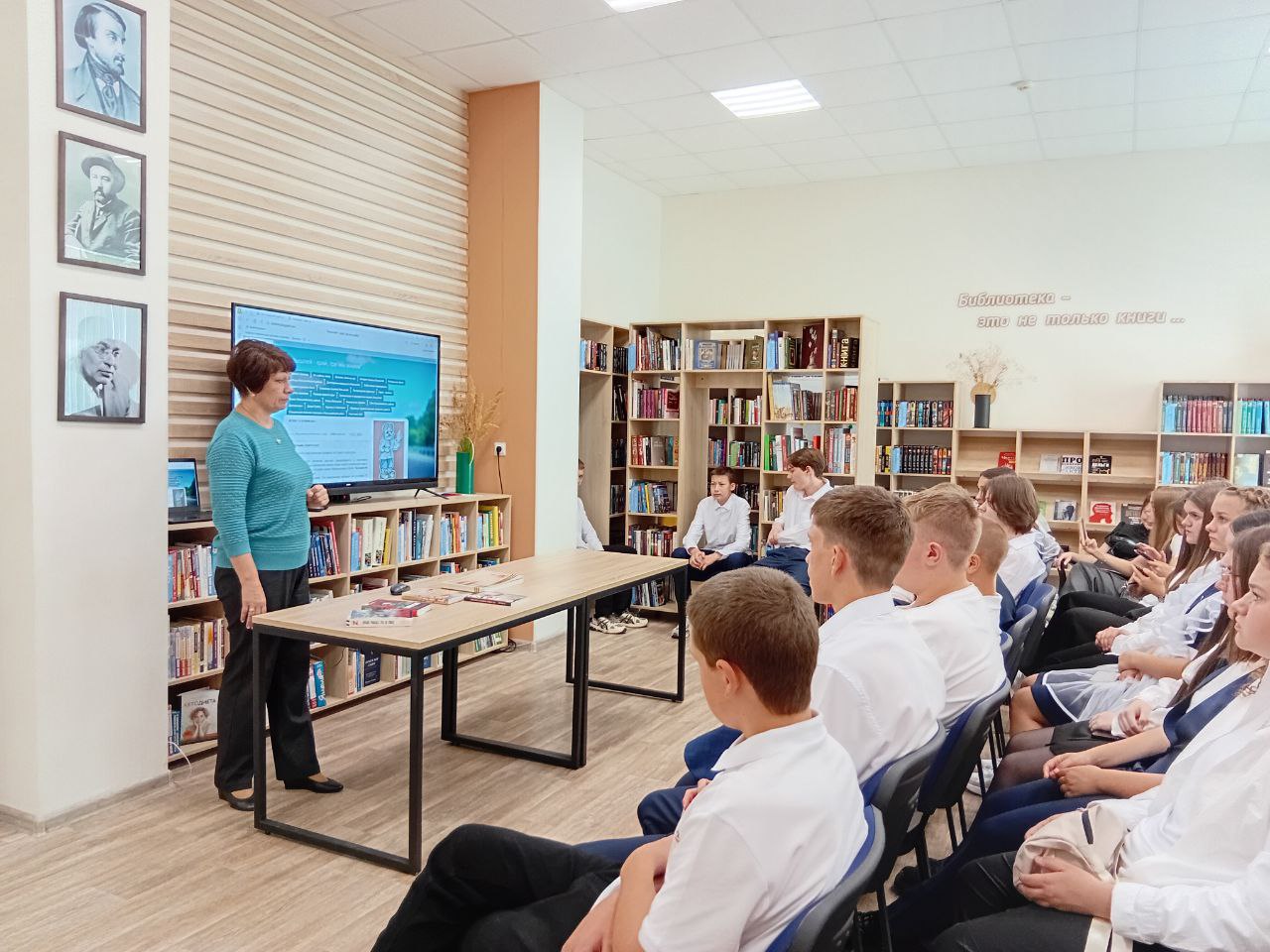 1 сентября в районной библиотеке традиционно прошёл урок знаний «Гордимся славою героев» 1 сентября в районной библиотеке традиционно прошёл урок знаний «Гордимся славою героев»