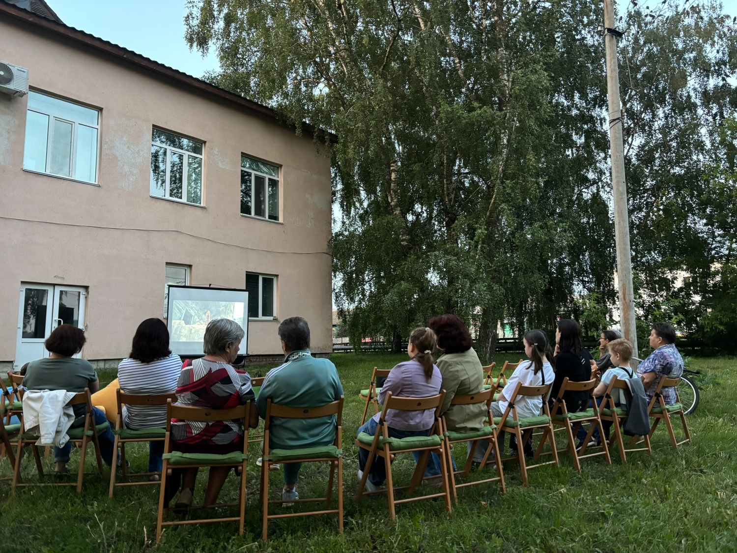 8 июля, в День семьи, любви и верности, продолжил свою работу библиотечный кинозал под открытым небом 