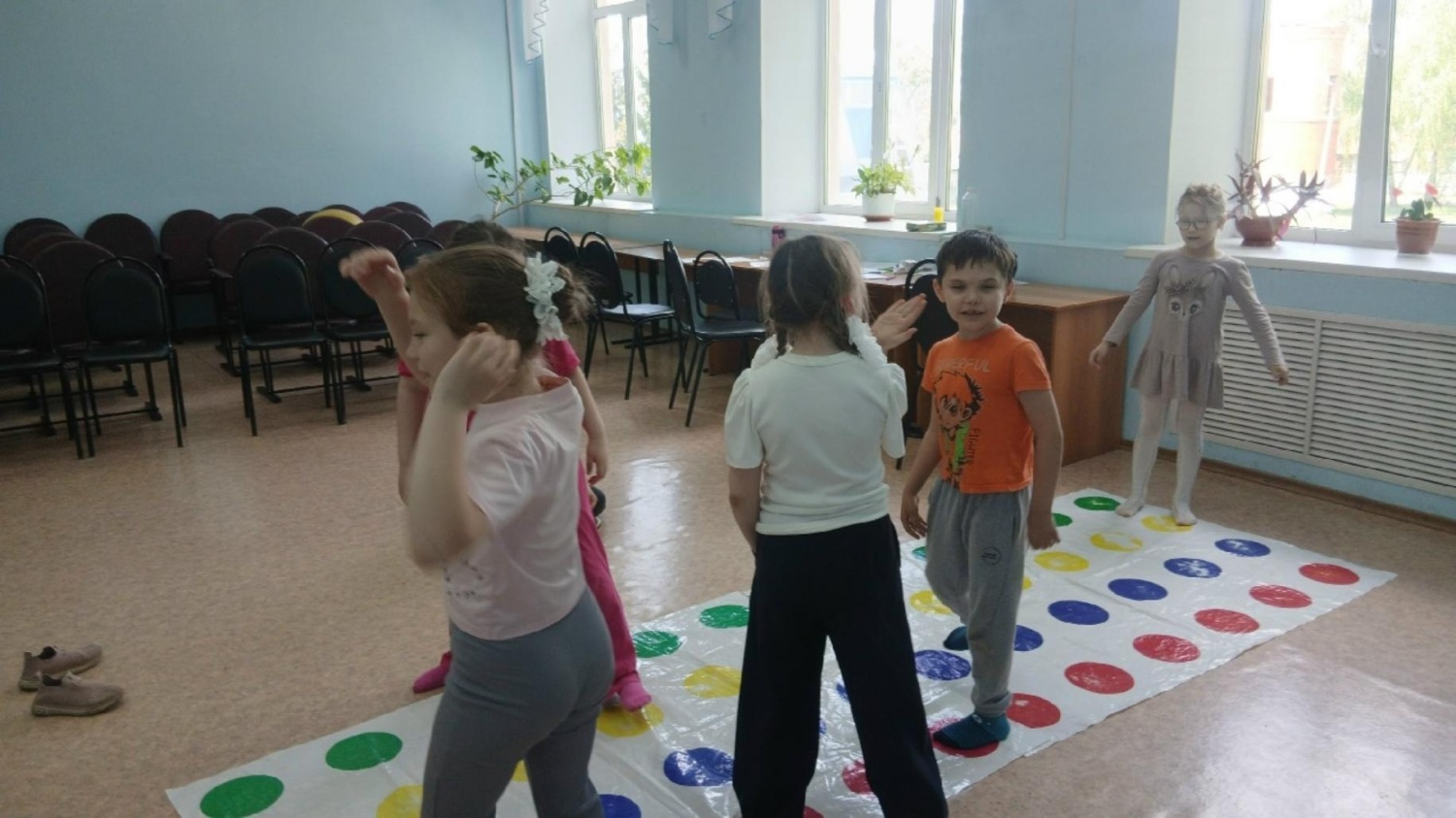 В детском секторе РДК 8 мая прошла веселая игротека, посвященная игре в "Твистер"! Эта 