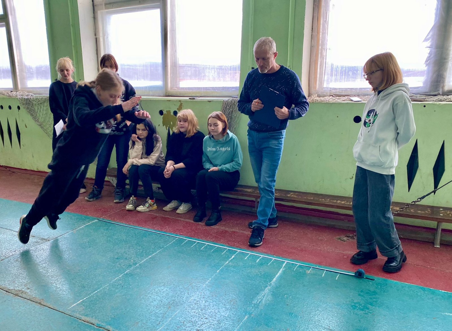 5 декабря 2023 года в СМТ «Колышлейский филиал» судьи тестирования ВФСК ГТО провели принятие норм ГТО 6 ступени у девушек группы ПК-11