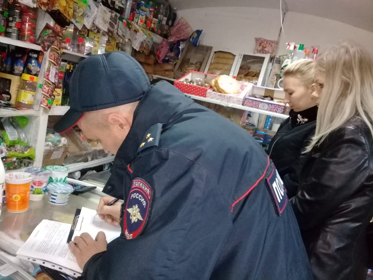 25 октября 2019 года рабочей группой по противодействию незаконному обороту промышленной и алкогольной продукции совместно с представителями СМИ провели мониторинг в селах Пановка и Апраксино Плещеевского сельсовета