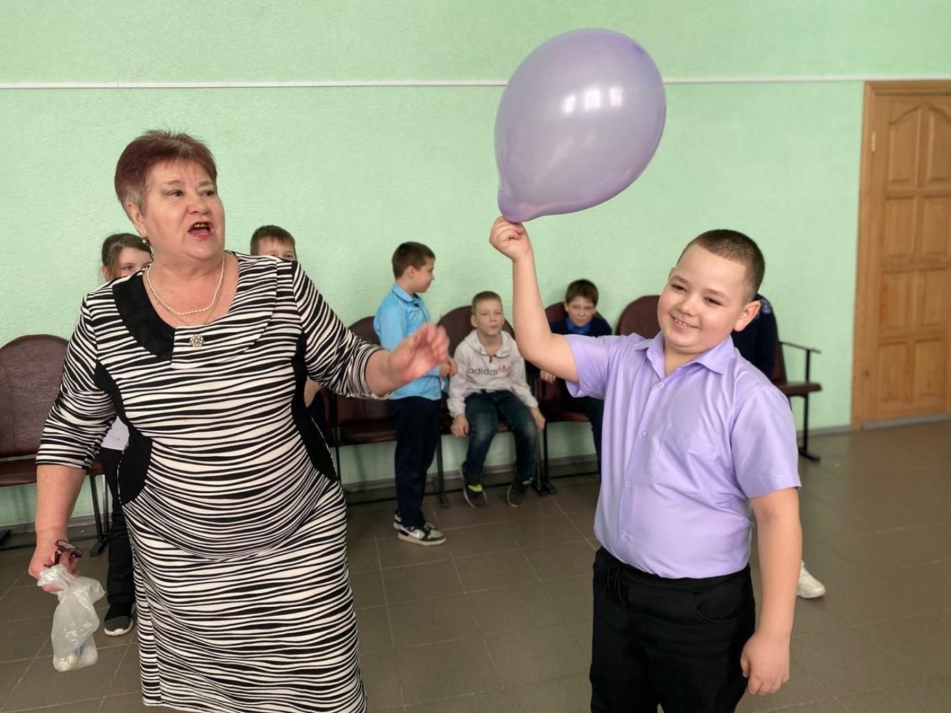 7 февраля в танцевальном зале районного Дома культуры прошла игровая программа по сказкам "Делу время - потехе час 7 февраля в танцевальном зале районного Дома культуры прошла игровая программа по сказкам "Делу время - потехе час