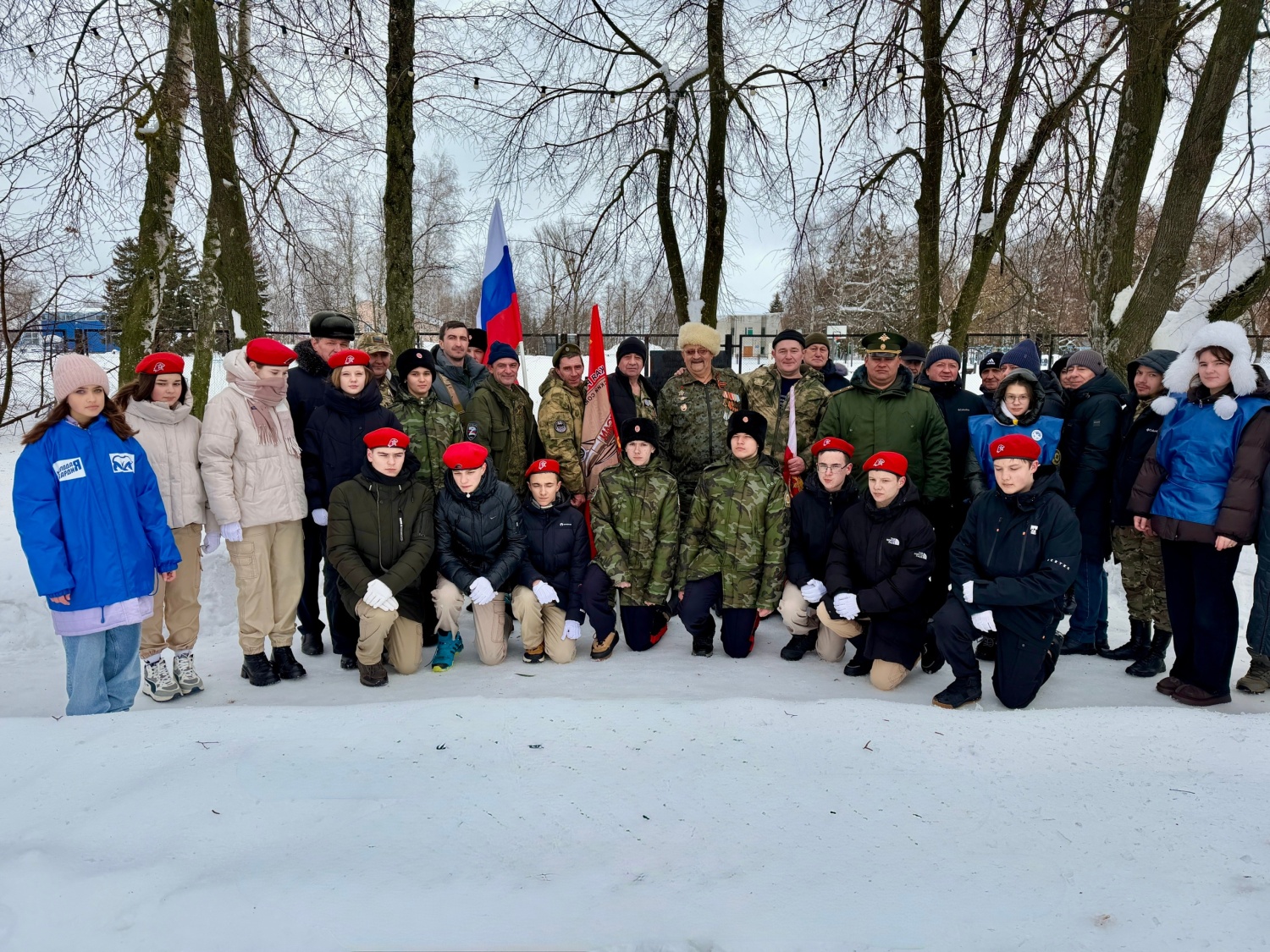 На Алее Героев поселка Колышлей 15 февраля 2026 года прошло торжественное возложение цветов к памятнику воинам-интернационалистам