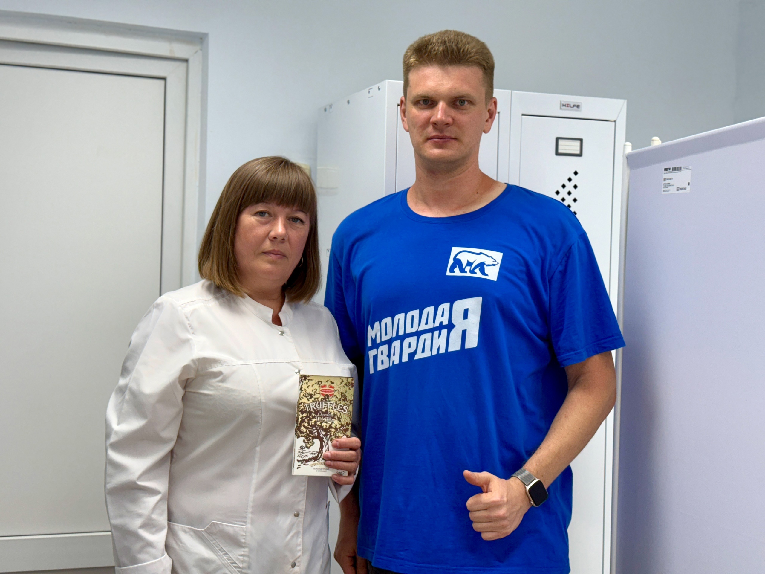 Активисты «Молодой Гвардии» поздравили с профессиональным праздником Лаврентьеву Людмилу Николаевну — медицинскую сестру с огромным стажем 