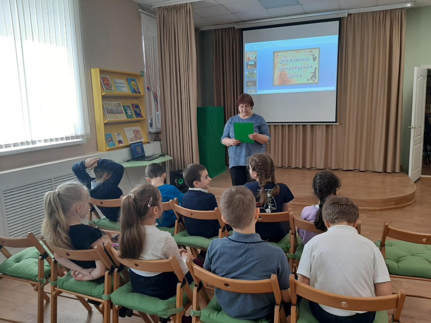 В районной библиотеке 16 апреля 2024 года прошел познавательный час «Памятники литературным героям»
