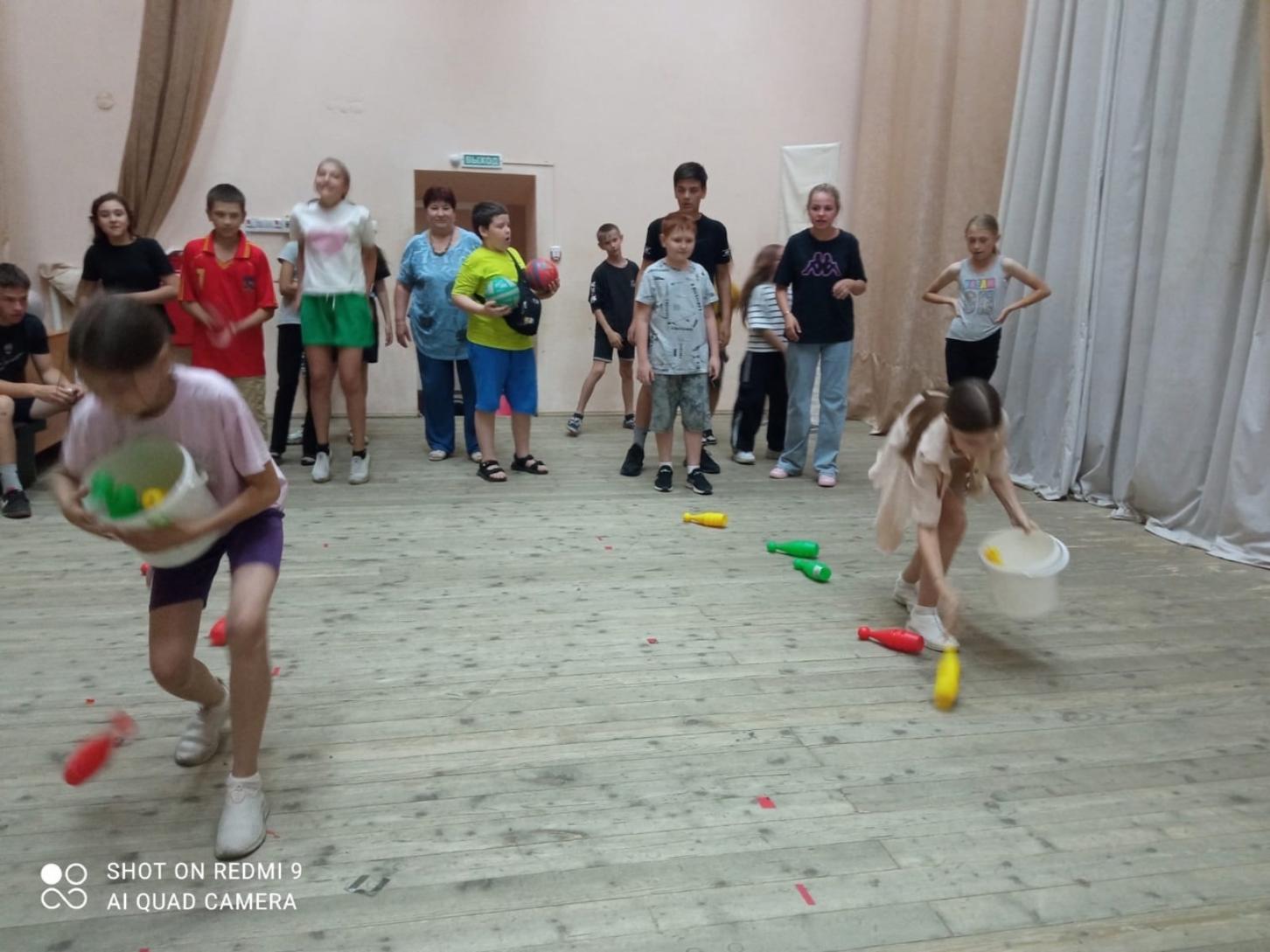 20 июня на сцене РДК прошла игровая программа для детей «Приходи сказка» и спортивная эстафета «Один за всех и все за одного». 20 июня на сцене РДК прошла игровая программа для детей «Приходи сказка» и спортивная эстафета «Один за всех и все за одного».