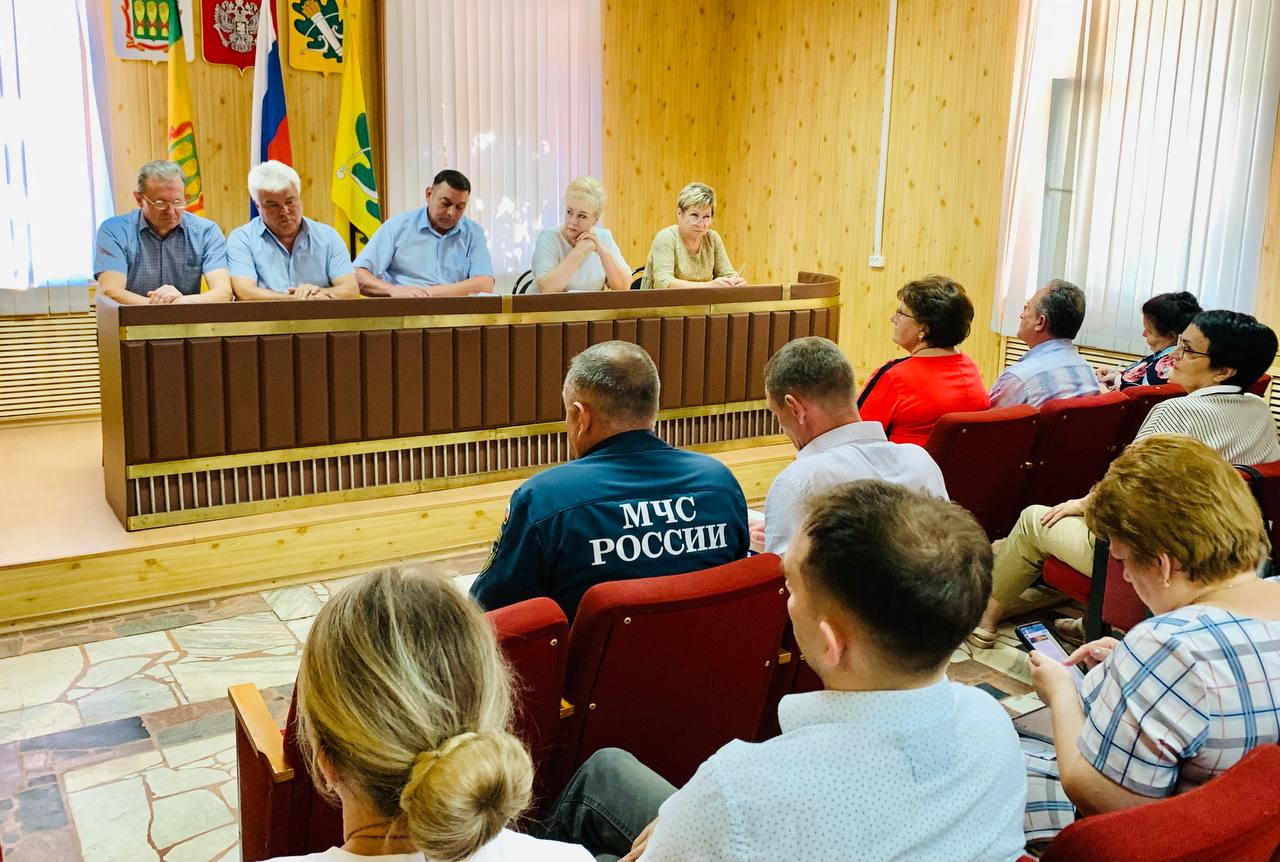 Глава Колышлейского района Михаил Максимов провел совещание с руководителями организаций и учреждений района, главами администраций поселений района, руководителями структурных подразделений администрации района Глава Колышлейского района Михаил Максимов провел совещание с руководителями организаций и учреждений района, главами администраций поселений района, руководителями структурных подразделений администрации района