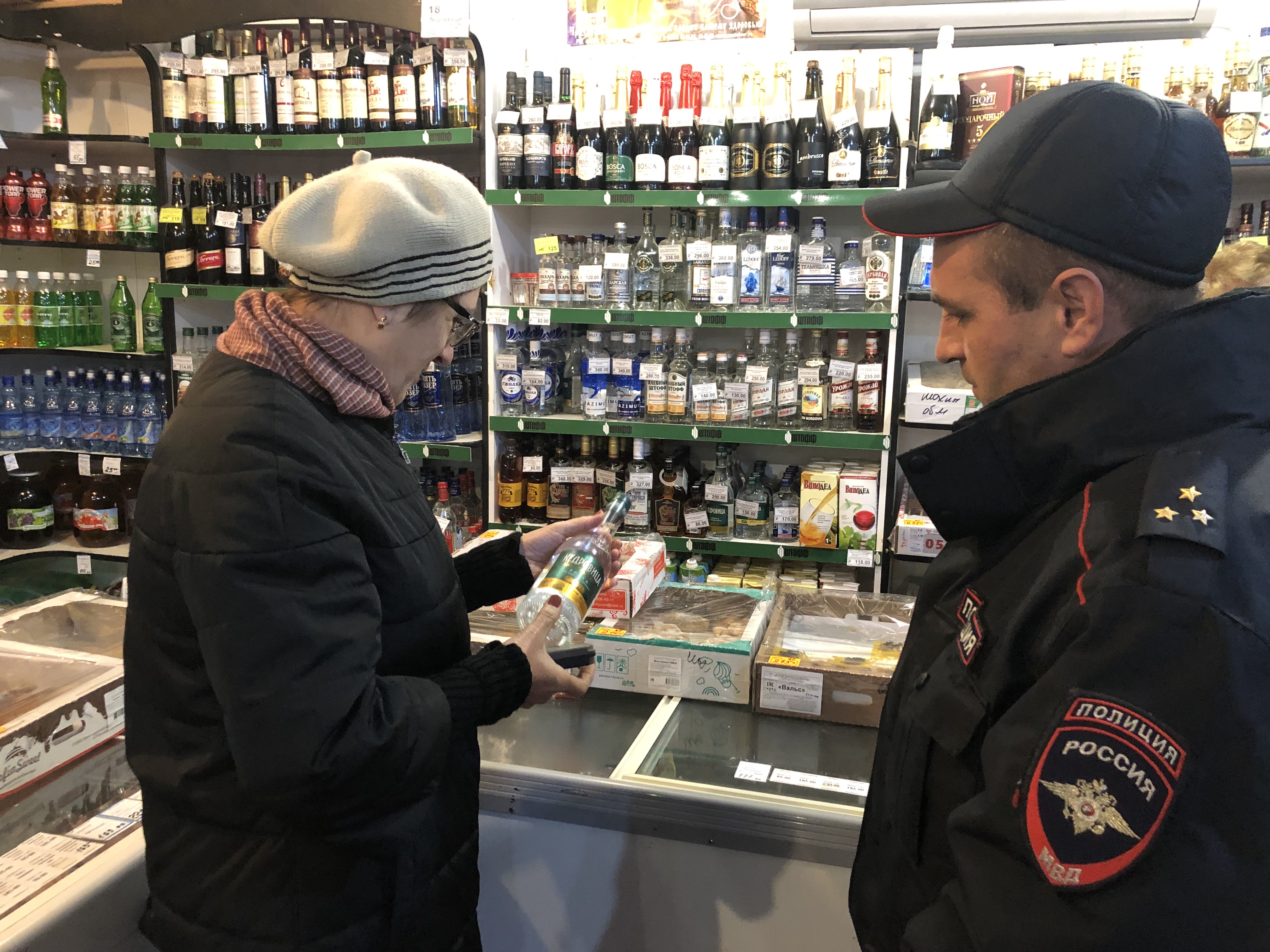  В рамках проведения месячника 18 октября рабочей группой по противодействию незаконному обороту промышленной и алкогольной продукции на территории Колышлейского района проведен рейд в 5 торговых точках р.п. Колышлей
