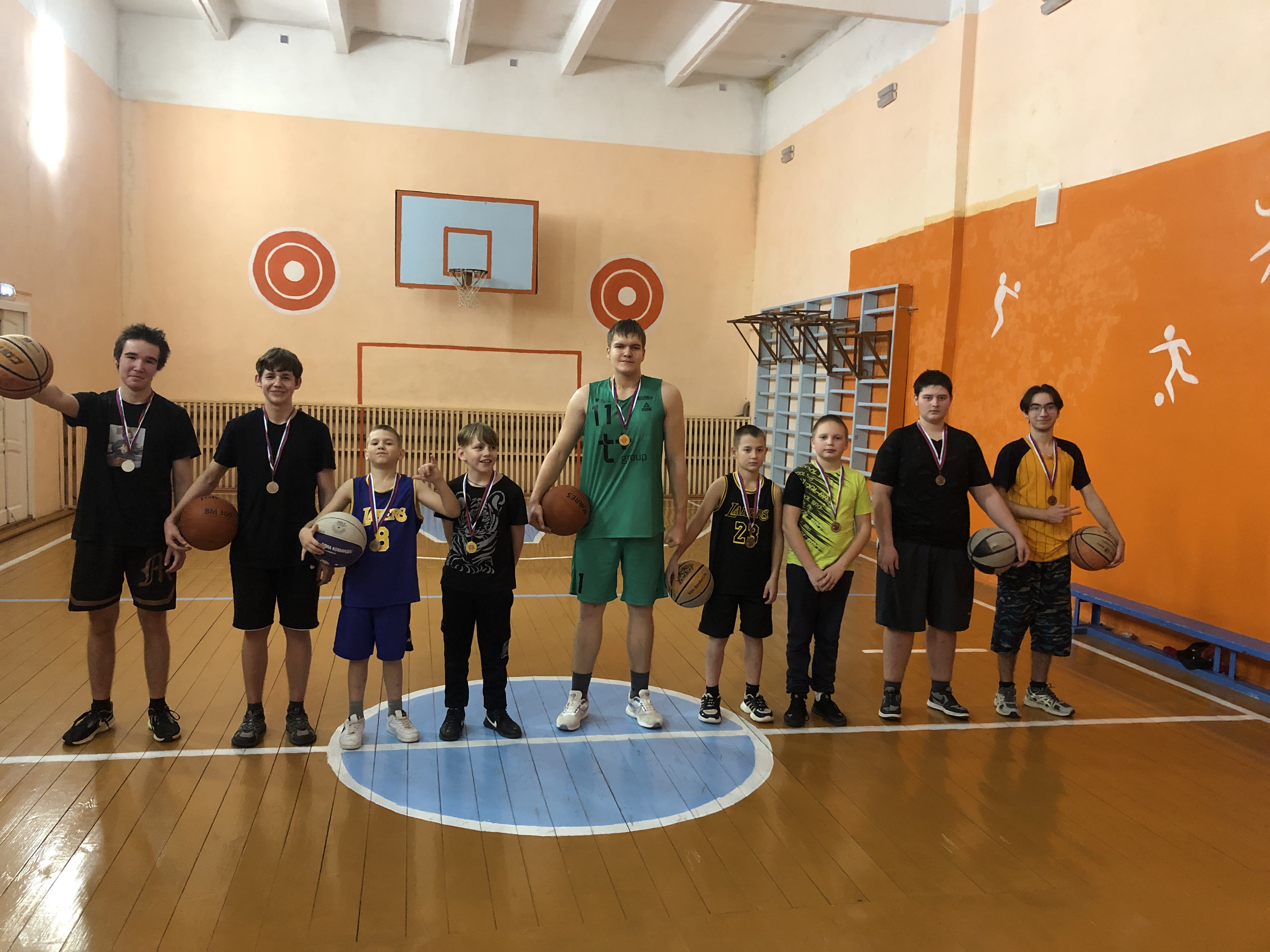 В спортивном зале МОУ СОШ села Берёзовка проведён Новогодний турнир по баскетболу среди юношей