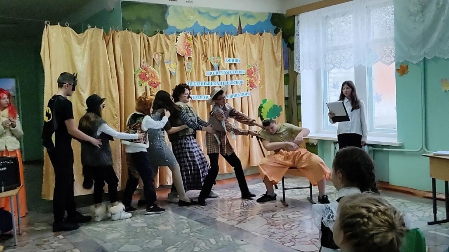 27 октября в МОУ СОШ с.Трескино в 5-7 классах прошел праздник "Осенние фантазии"