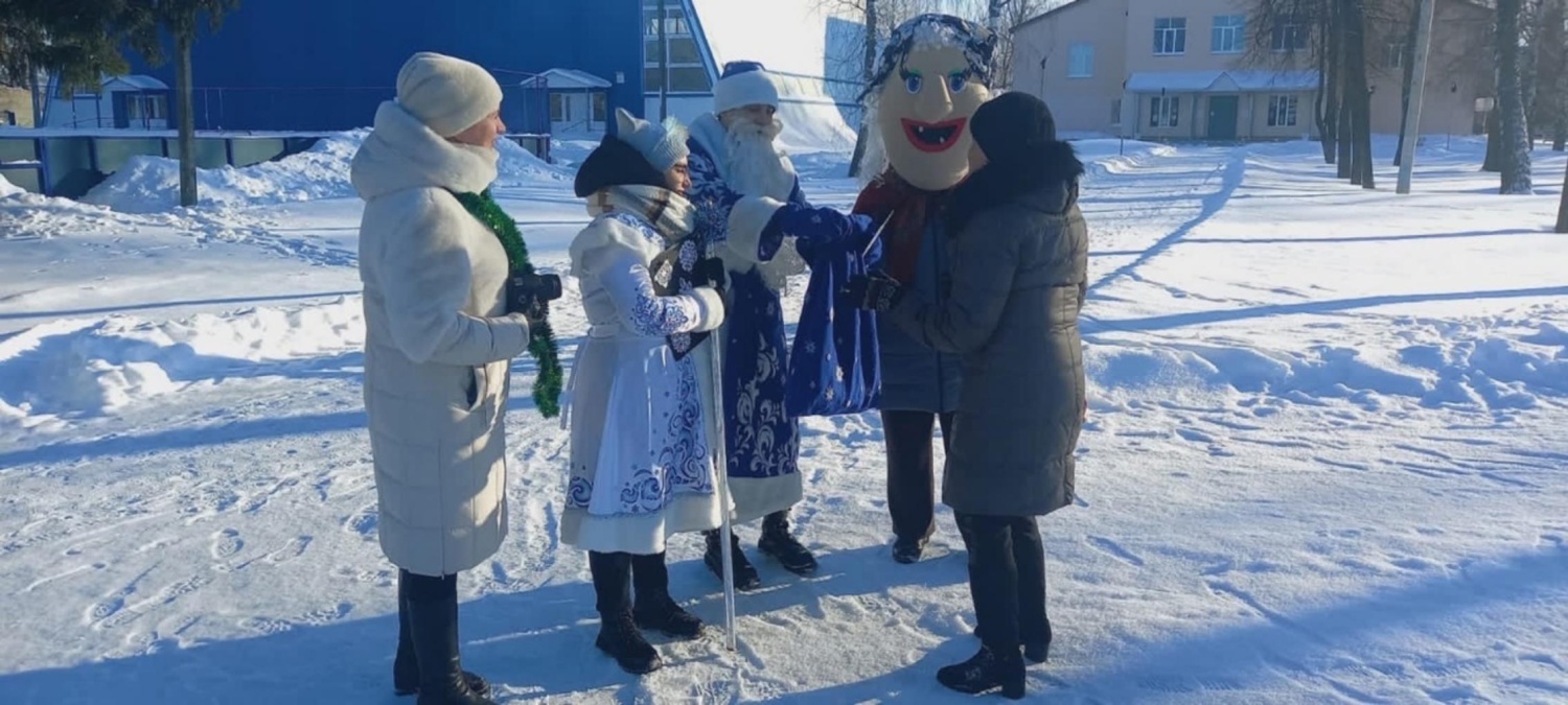 На центральной площади поселка 5 января прошел развлекательный час «Кто умеет веселиться, тот мороза не боится»
