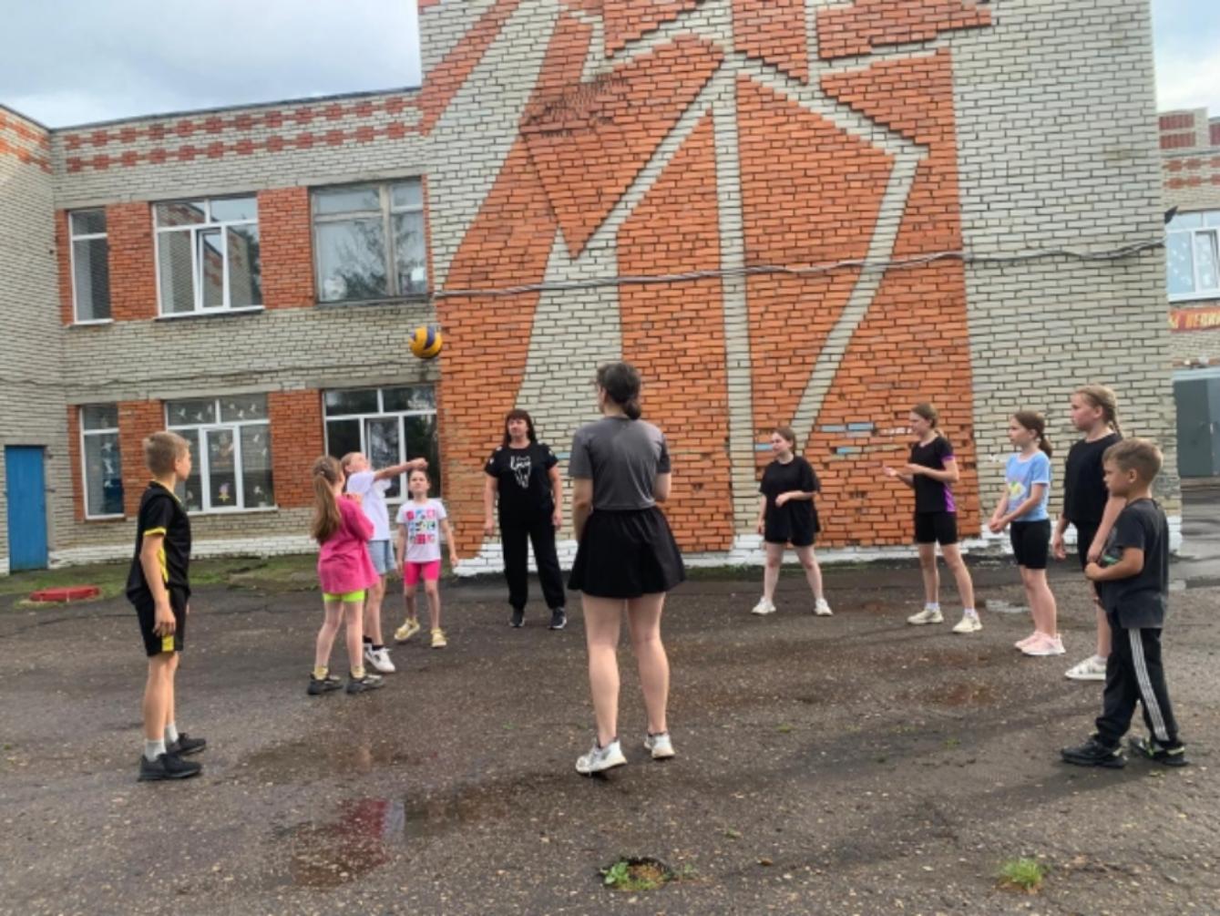 Работа в вечернее время на дворовых площадках продолжается Работа в вечернее время на дворовых площадках продолжается