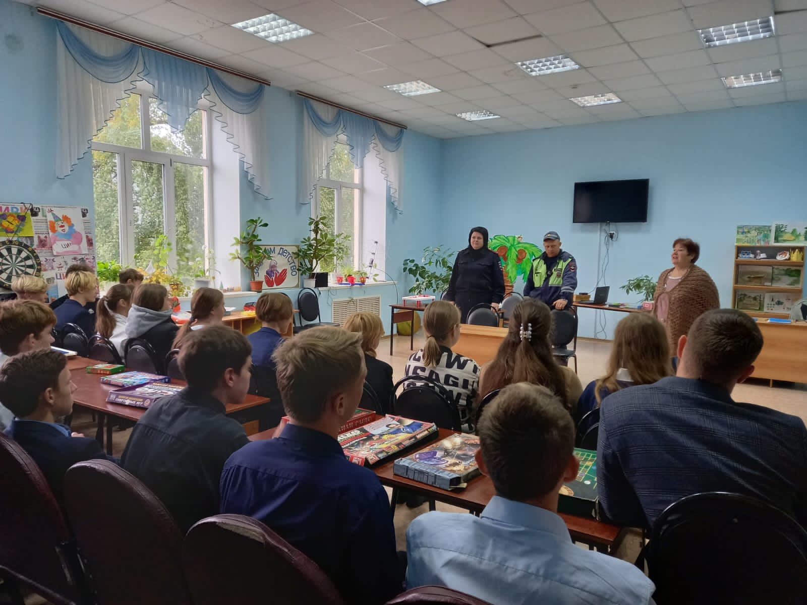 Сотрудники отделения ГИБДД в рамках профилактического мероприятия «Внимание, дети!» продолжают проведение бесед с учащимися образовательных учреждений на обслуживаемой территории Колышлейского района