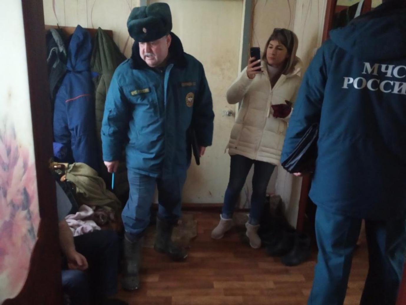 Во Колышлейском районе  продолжаются профилактические рейды по жилому сектору. Сотрудники МЧС и ОДН и ПР совместно со специалистами ведомств администраций обходят частный жилой сектор