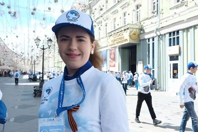 Педагог МОУ СОШ с. Телегино Алина Соловьёва приняла участие в Параде Победы в Москве в качестве волонтёра.