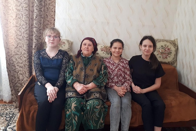 В рамках акции «Чистый четверг» учащиеся 5 класса ООШ с. Халтурино побывали в гостях у ветерана труда Грачёвой Надежды Андреевны В рамках акции «Чистый четверг» учащиеся 5 класса ООШ с. Халтурино побывали в гостях у ветерана труда Грачёвой Надежды Андреевны