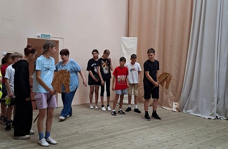 20 июня на сцене РДК прошла игровая программа для детей «Приходи сказка» и спортивная эстафета «Один за всех и все за одного». 20 июня на сцене РДК прошла игровая программа для детей «Приходи сказка» и спортивная эстафета «Один за всех и все за одного».