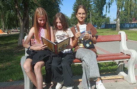 Специалистами районной библиотеки 22 августа проведена флаер - акция «Флаг державы — символ славы»